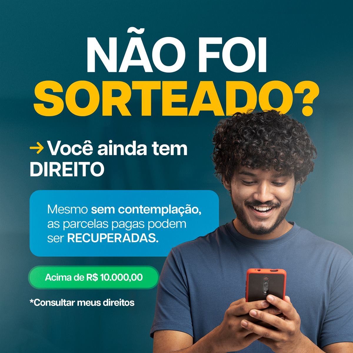Homem sorrindo com o celular, em um anúncio sobre cota não sorteada e parcelas pagas.