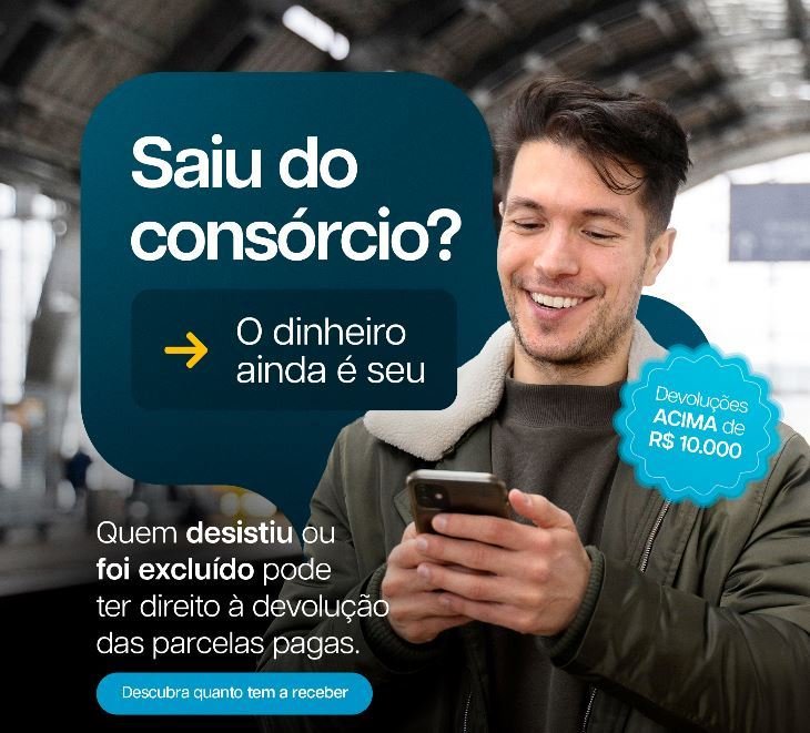 Homem sorrindo com o celular, em um anúncio sobre quem saiu do consórcio.